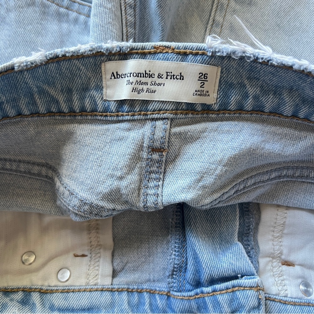 Abercrombie & Fitch The Mom Short High Rise Light Wash Denim Shorts Size 26 - Picture 5 of 8